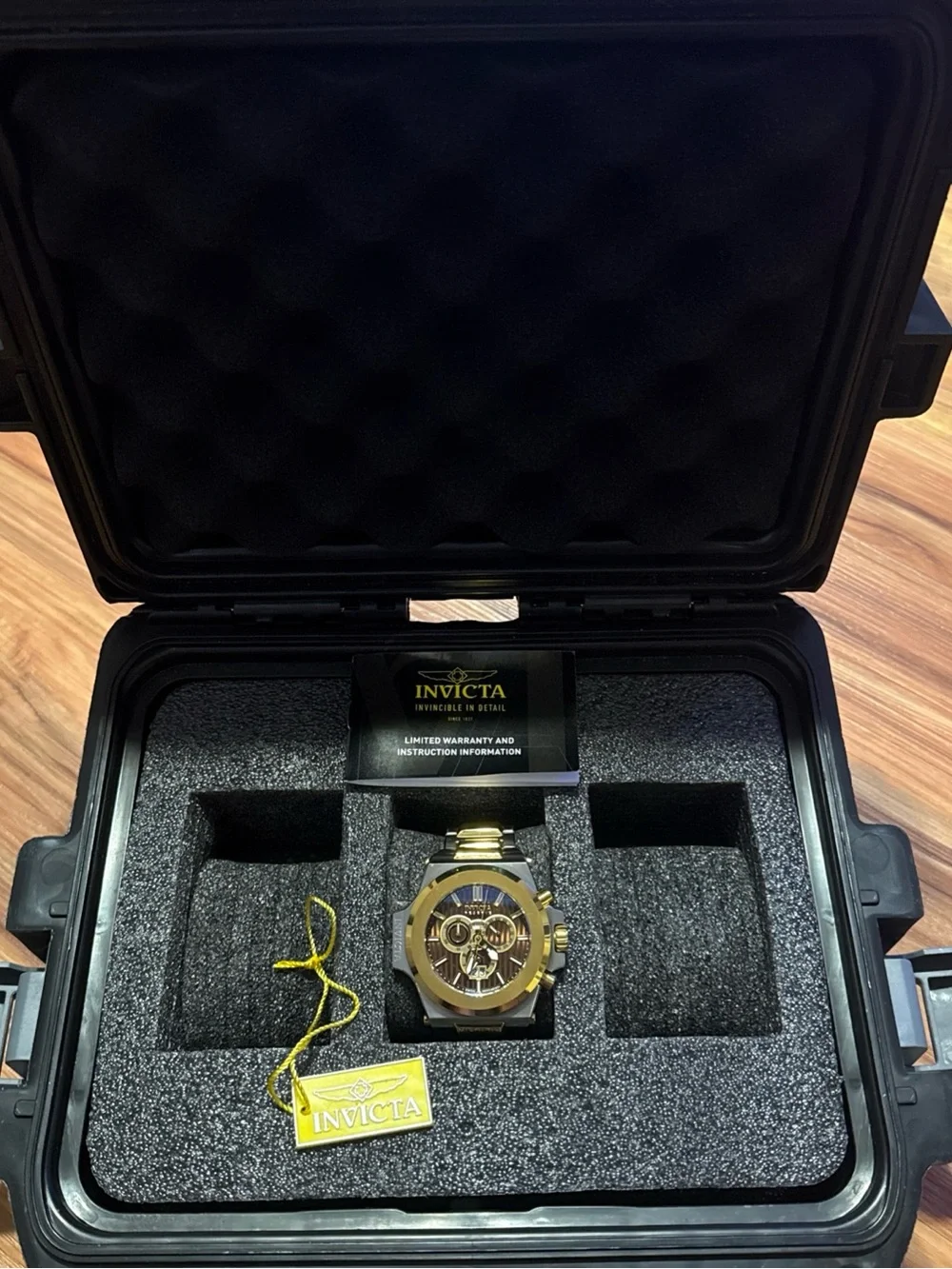 Invicta Reserve Akula model 31679 New Battery 3 Watch Case Included